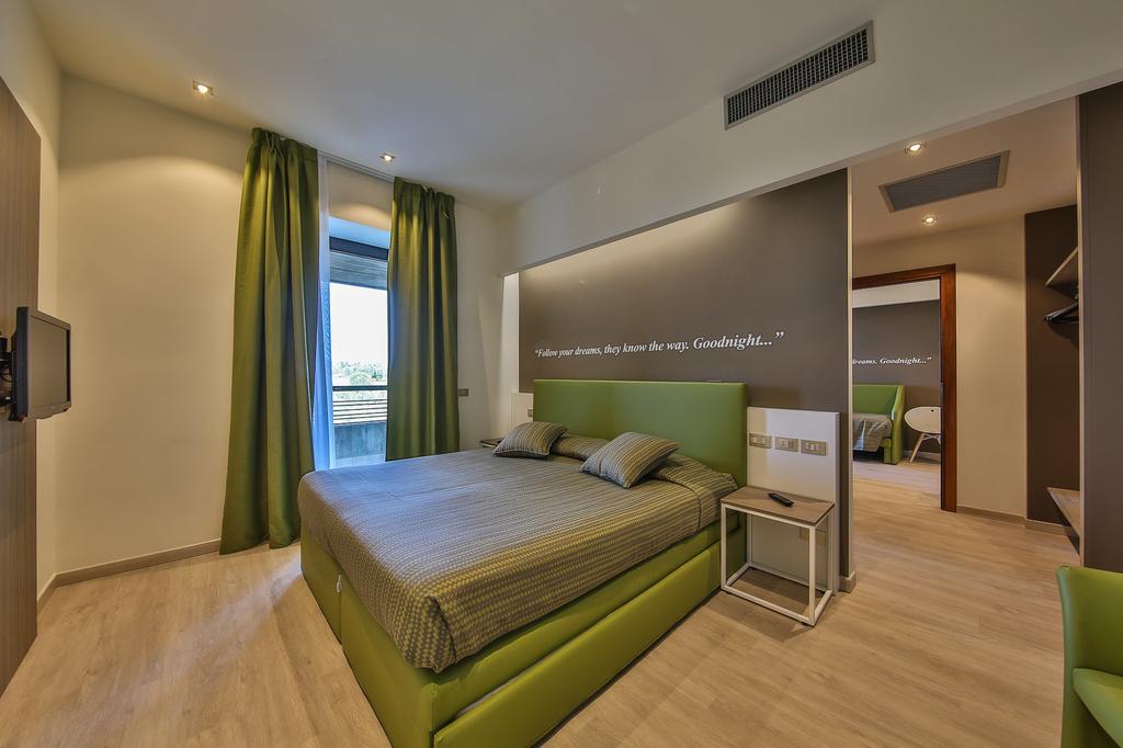 Hotel Ideal Sirmione Bagian luar foto