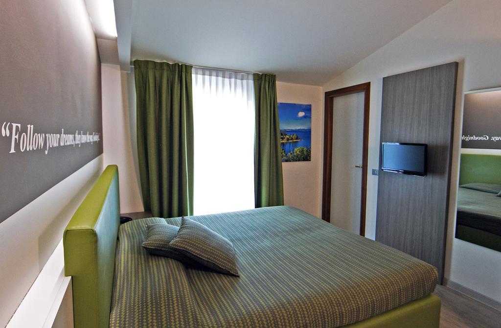 Hotel Ideal Sirmione Bagian luar foto